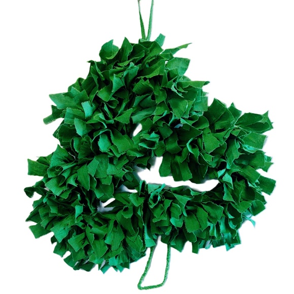 Hand Crafted St. Patrick's Day Kelly Green Shamrock Fabric Rag Wreath 19" Wide - Picture 2 of 7